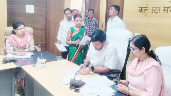 जनचौपाल में 70 आवेदन कलेक्टर ने सुनी समस्याएं