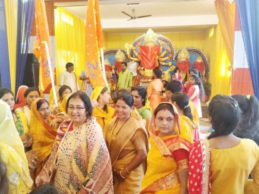  देवी मंदिरों-पंडालों में माता के दर्शन के लिए उमड़ रही भक्तों की भीड़