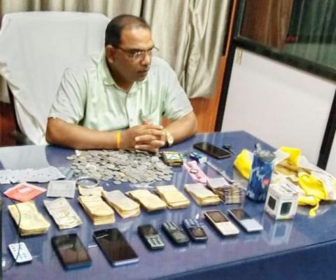 दुकानों में चोरी, नाबालिग पकड़ाया, मोबाईल, इलेक्ट्रानिक सामान सहित 80 हजार नगद बरामद