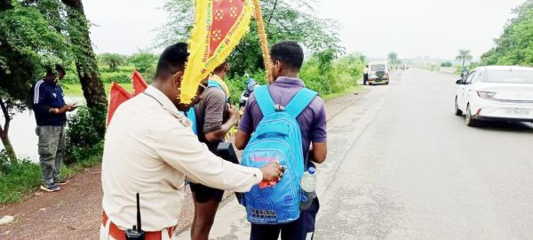 सडक़ हादसे से बचाने पदयात्रियों के बैग में यातायात पुलिस लगा रही रेडियम