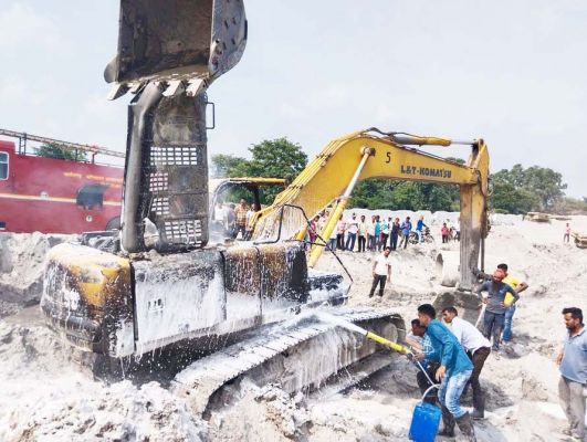 बायपास के काम में लगी चैन माउंटेन में लगी आग, चालक ने कूदकर बचाई जान