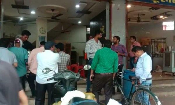 वीआईपी रोड की दो होटलें सील, कई अन्य दुकानों को नोटिस