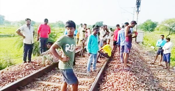 ईयर फोन लगाए युवक की ट्रेन से कटकर मौत टास्क सिस्टम गेम से रहें दूर-एसपी