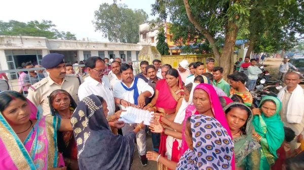 मांगों को ले एसडीएम के नाम सौंपा त्रापन