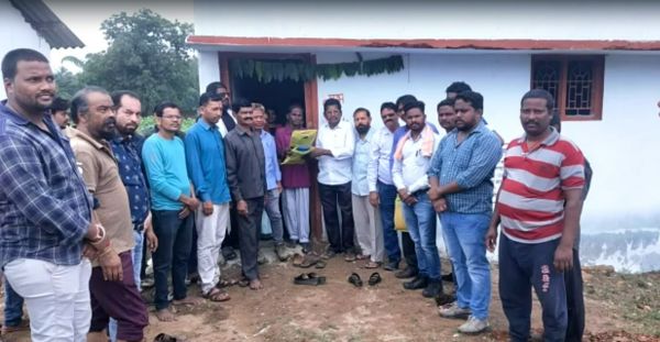 दो जरूरतमंद परिवारों को प्रशासनिक योजनाओं का फायदा