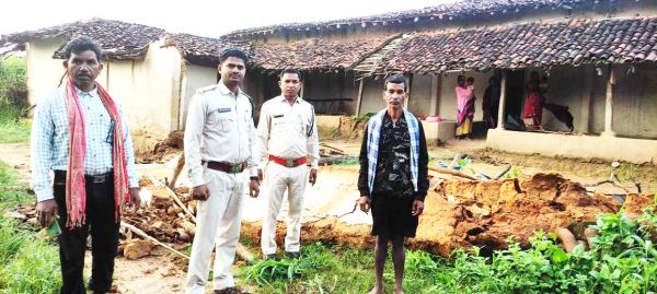 हाथी के हमले से बुजुर्ग घायल, मकान तोड़े