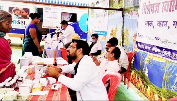 दलदली में एसबीआई की संजीवनी व शिखर युवा मंच द्वारा मेगा हेल्थ कैंप