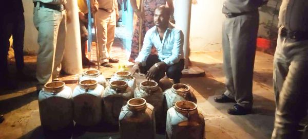 अलग-अलग क्षेत्रों में महुआ शराब जब्त