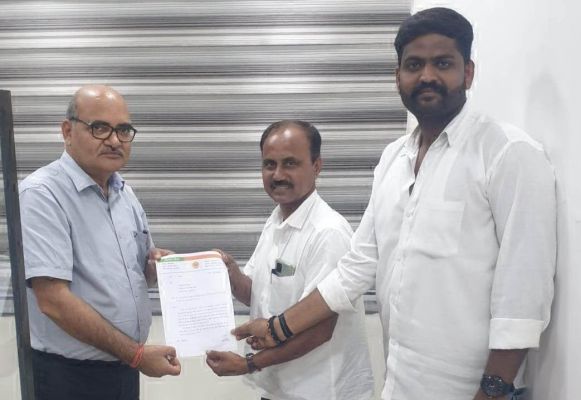 करंट से ग्रामीण की मौत, आश्रितों को मुआवजा देने सौंपा ज्ञापन