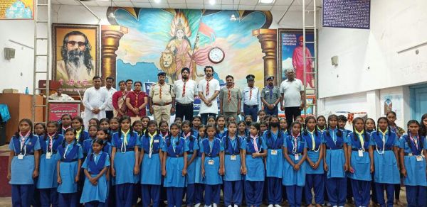 स्काउट्स एवं गाइड्स को यातायात प्रशिक्षण 