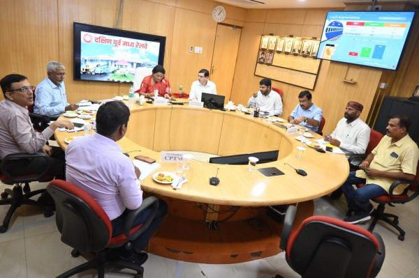 रेल विस्तार व छोटे स्टेशनों की समस्याओं पर चर्चा