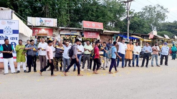 भाजपाइयों ने किया दंतेवाड़ा जाने वाले पदयात्रियों का पुष्पवर्षा कर स्वागत