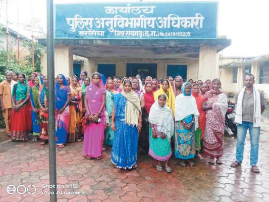 खडग़ांव की महिलाओं ने अवैध शराब के खिलाफ खोला मोर्चा