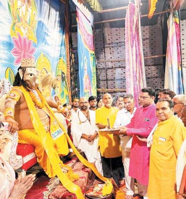 दुर्गा पंडाल में केदारनाथ मंदिर की झांकी कर रही आकर्षित