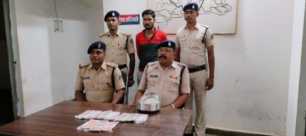 भूसे में छुपाकर रखे 4 लाख रुपये चोरी का आरोपी पकड़ाया
