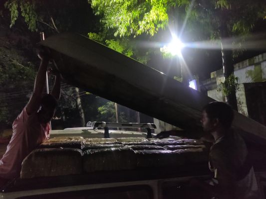 गांजे से भरे दो बोलेरो के साथ दो गिरफ्तार, टॉप में पैक कर रखा था