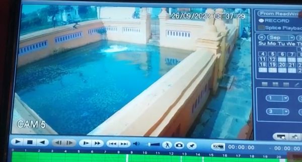 मनाही के बाद भी युवा नहा रहे दीवार फांदकर नर्मदा कुंड में