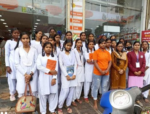 कन्या विद्यालय की छात्राओं ने किया औद्योगिक भ्रमण