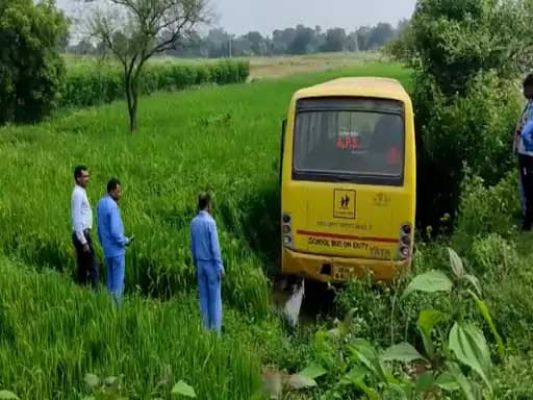 स्कूल बस बेकाबू होकर खेत में घुसी,  बाल-बाल बचे छात्र