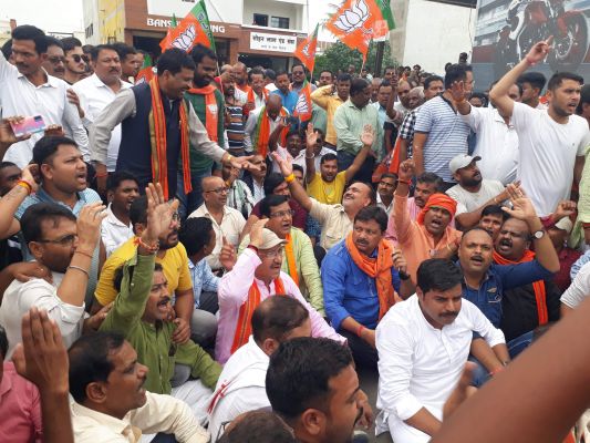 पेड़ों की कटाई के विरोध में भाजपाइयों ने सिंहदेव का निवास घेरा, प्रदर्शन