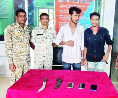 चाकू दिखा मोबाइल लूट, 2 बंदी