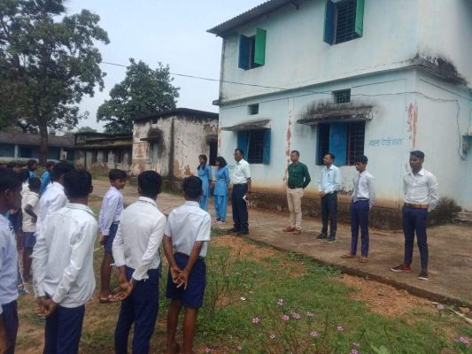 स्कूल से शिक्षक रहे नदारद, नोटिस