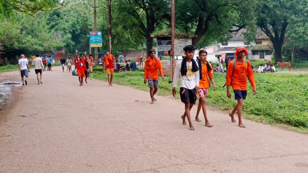 देखें VIDEO'S : पदयात्रियों की सेवाभाव से दूर हुए प्रशासन और  समाजसेवी संस्थाएं