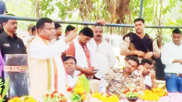 चिंतलनार-बुरकापाल में लखमा ने की ग्रामीणों से समस्याओं पर चर्चा