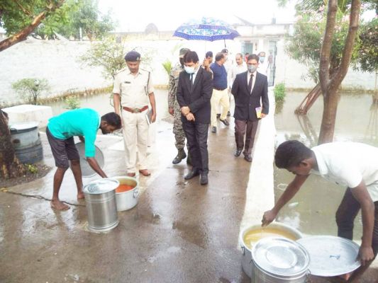 न्यायधीश ने किया जेल का निरीक्षण, भोजन में मौसमीं सब्जियां शामिल करने के निर्देश