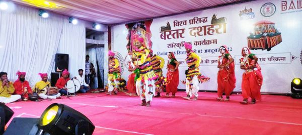 बस्तर दशहरा के दूसरे दिन भी आकर्षक सांस्कृतिक कार्यक्रमों से सजी शाम
