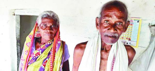 आधार कार्ड के साथ अंगूठा लिया और हड़प ली वद्धा पेंशन  