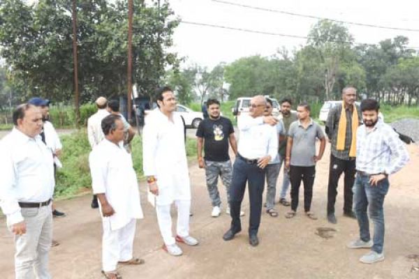 हीरापुर रोड दुरूस्त करने विकास ने अफसरों को दी चेतावनी
