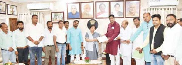  जैजपुर को उपखण्ड बनाने उइके से मिले चंद्रा और समर्थक