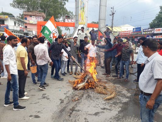 केंद्र सरकार-रमन का पुतला फूंका