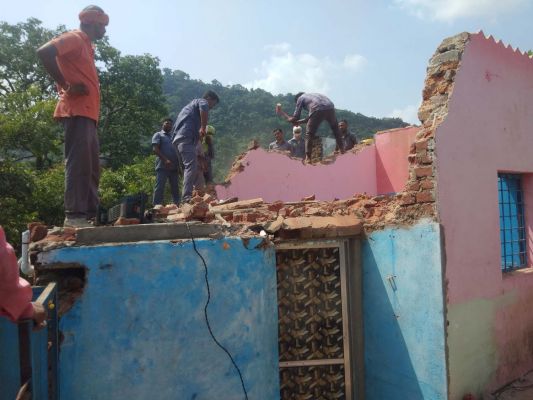गौ हत्या के आरोपी के मकान को रेलवे ने ढहाया