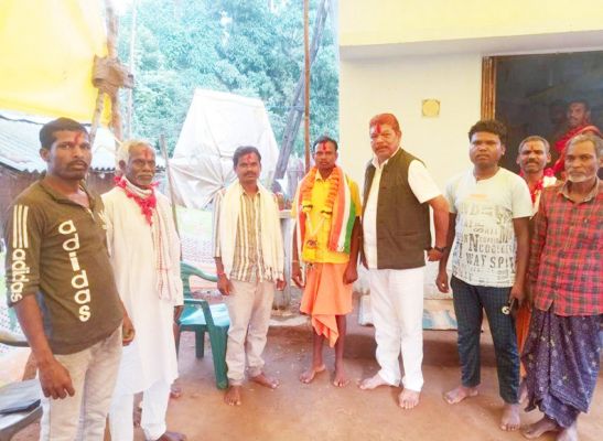 भाजपा कार्यकर्ता कोर्राम ने थामा कांग्रेस का हाथ