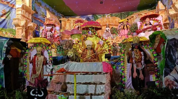 चैतन्य देवियों की झांकी में उमड़ रही भीड़