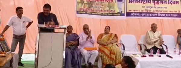 सियान वाटिका में वृद्धों का सम्मान