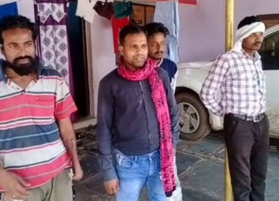 दिनदहाड़े जुआ खेलते 8 गिरफ्तार