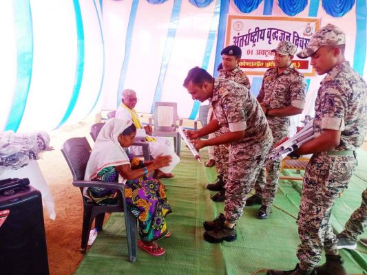पुलिस ने किया बुजुर्गों का सम्मान