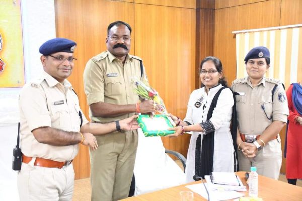 जन्मदिन पर भेंट किया पुष्पगुच्छ