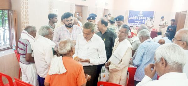 पुलिस ने किया वृद्धजनों का सम्मान