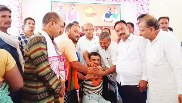 कृत्रिम अंग बांटकर भाजपा ने की जरूरतमंदों की राह आसान, चेहरे पर आई मुस्कान