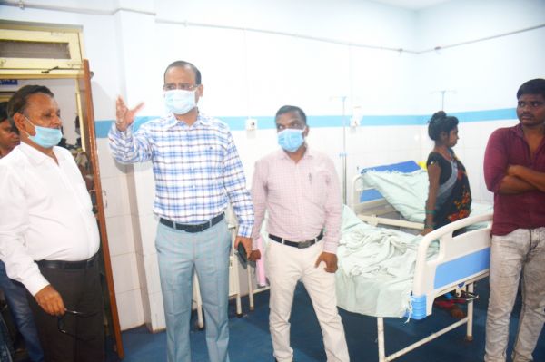 कलेक्टर ने मरीजों के लिए बने राजगीर के लड्डू को चखा