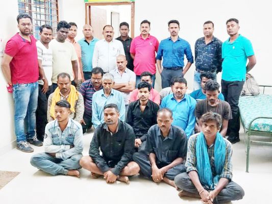 जंगल में चल रहे जुआ फड़ पर छापा, 14 पकड़ाए