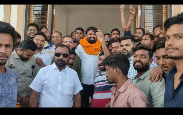 विकल युवक कांग्रेस के जिलाध्यक्ष निर्वाचित, जश्न