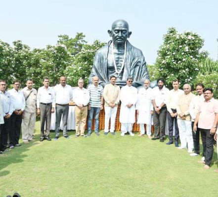 पुष्पांजलि, भजन और स्वच्छता से याद किए गए राष्ट्रपिता