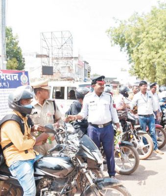 यातायात नियमों का पालन करने वाले चालकों को गुलाब फूल देकर किया सम्मानित