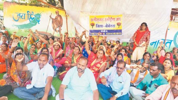 तीन सूत्रीय मांगों को ले रसोईयों की अनिश्चितकालीन हड़ताल