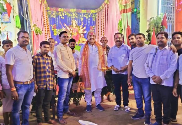 विधायक धनेन्द्र पहुंचे देवी मंदिर